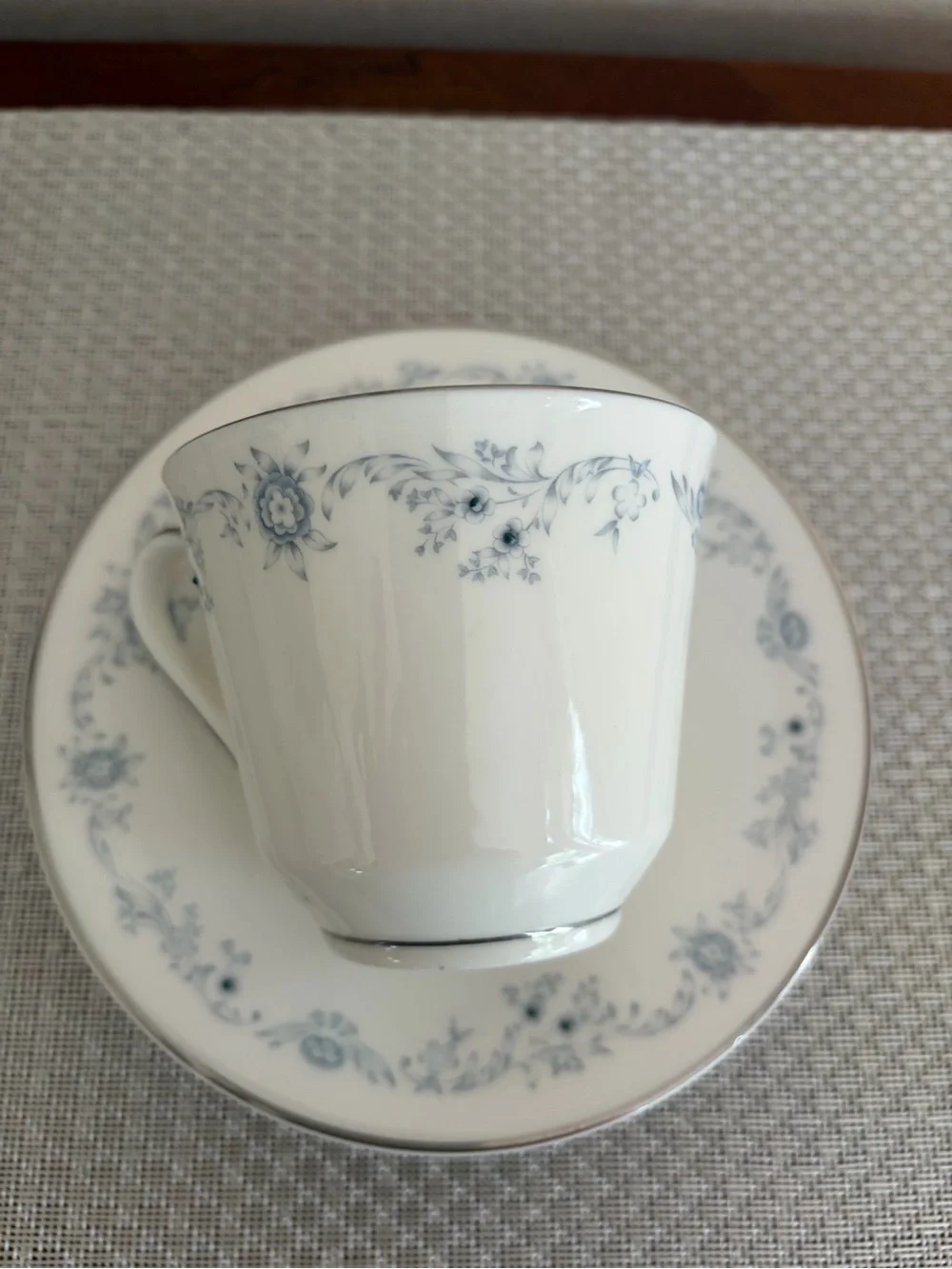 Share Royal Doulton Angelique H4997 - Tea Cup & Saucer Set, Fine Bone China, set